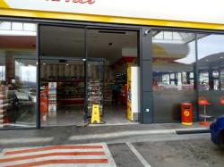 Требиње: Возилом ударио у маркет на пумпи, повријеђен радник 