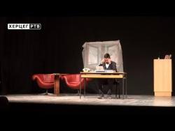 Bilećki glumci u Trebinju izveli predstavu 'Profesionalac' (VIDEO)