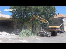Počelo rušenje Vatrogasnog doma (VIDEO)