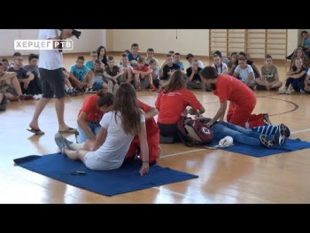 Trebinje: Volonteri Crvenog krsta i đaci Medicinske škole izveli pokaznu vježbu (VIDEO)
