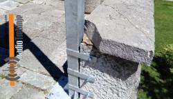 Може ли без овога: Постављали путоказ и поломили камену плочу