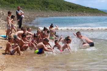 U Bileći počela besplatna 'Školica plivanja'