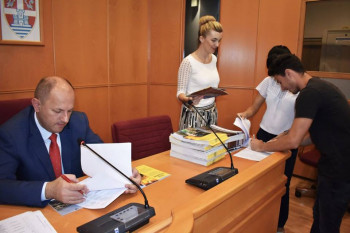 Град Требиње финансира студенте дефицитарних занимања: Потписани уговори о стипендирању 56 бруцоша