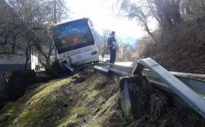 Put Tjentište - Foča: Autobus sletio sa kolovoza u dvorište kuće