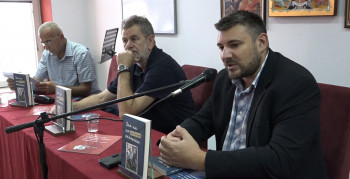 'Zna li ko engleski': U Gacku održana promocija romana Dragana Tepavčevića 
