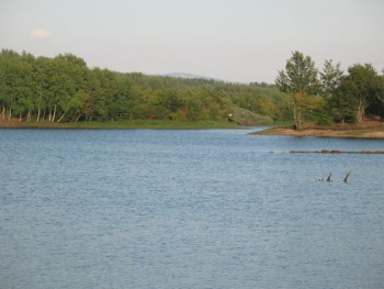 Nevesinjski sportski ribolovci izvšili poribljavanje jezera Alagovac