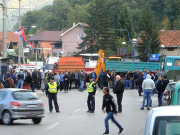 Na Vučićev poziv Srbi u Zubinom Potoku uklonili barikade