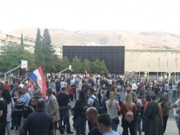 Мостар: Против Комшића протестује више стотина младих