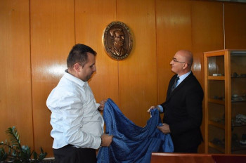 Bareljef sa likom Jovana Dučića ukrasio hol trebinjske gimnazije (FOTO)