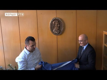 У требињској Гимназији барељеф са ликом Јована Дучића (ВИДЕО)