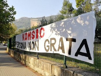 U Mostaru osvanuo transparent 'Željko Komšić - persona non grata'