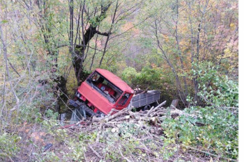 Преврнуо се камион са дрвима, повријеђена три лица