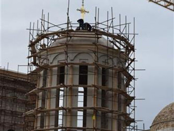 На куполе Саборне цркве Свете Тројице у Мостару дигнута два позлаћена крста (ФОТО)