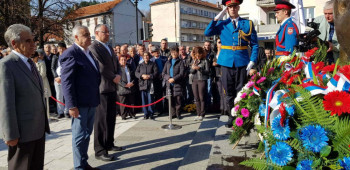 Невесиње: Служен парастос и положени вијенци на Споменик слободе