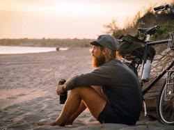 Пола године ради, пола године путује (ФОТО)