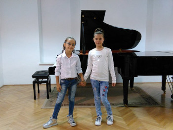 Софија и Aна из Tребиња пјесмом дају допринос хуманитарној акцији