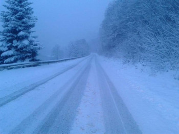 Снијег отежава саобраћај на свим путним правцима