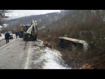 Dvije osobe smrtno stradale u prevrtanju autobusa kod Nevesinja (VIDEO)
