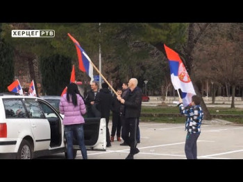 Требиње: Колона аутомобила и ватромет за Дан Републике (ВИДЕО)