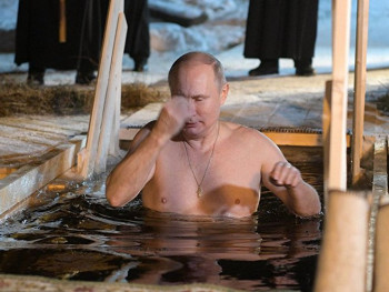 Путин и ове године на Богојављење заронио у ледену воду