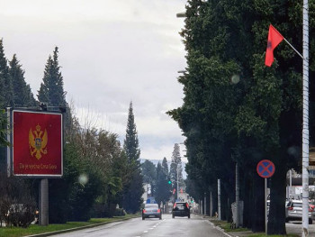 Podgorica preplavljena albanskim zastavama 
