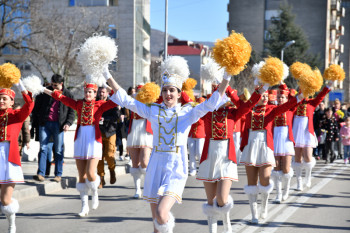 КАРАВАН МИМОЗЕ у дефилеу требињским улицама (ФОТО)