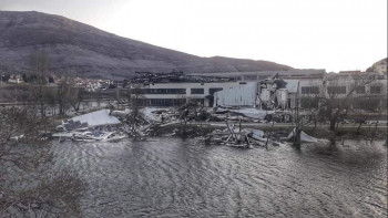 Vjetar napravio veliku štetu: Srušena konstrukcija sa bazena, oborena drveća (FOTO)