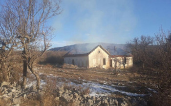 Љубиње: Мигранти запалили стару сеоску школу у селу Влаховићи