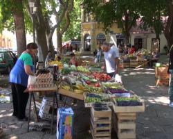 Пијачним продавцима слаба вајда од великог броја туриста