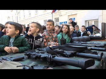 Најмлађи у улози чувара реда (ВИДЕО)