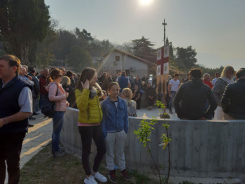 Tivat: Okupljeni vjernici odbranili krstionicu 'Suza Njegoševa'