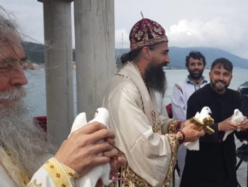 Kod krstionice 'Suza Njegoševa' pušteno jato bijelih golubova