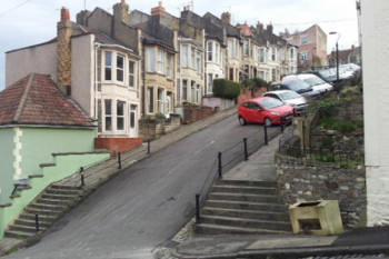 У најстрмијој улици у Британији аутомобиле морају везивати за стубове