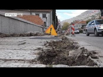 Neravnim pločama na Kamenom mostu došao je kraj, u toku rekonstrukcija (VIDEO)