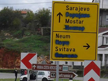 Zapadna Hercegovina: Precrtani ćirilični natpisi na putokazima