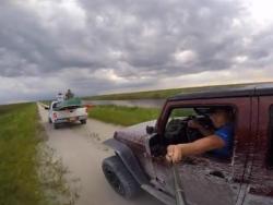 Gledajte na put, a ne u selfi štap (VIDEO)