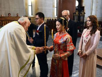 Prvi put u istoriji svetinje: Kineski par se zakleo na vjernost u Crkvi Svetog Marka (FOTO)