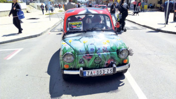 Ауто који покреће љубав