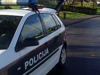 U Mostaru bačena eksplozivna naprava, oštećena tri automobila