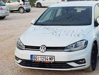 Na automobilu iz Beograda ispisano 'Ubi Srbina'