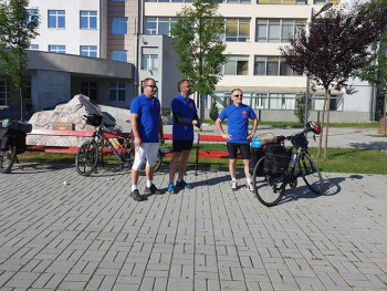 Тројица бициклиста са Пала кренули на пут у Москву 