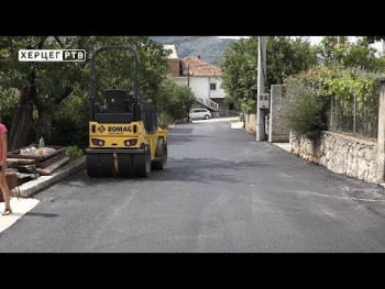 У Устаничкој улици у Хрупјелима постављен нови асфалт (ВИДЕО)