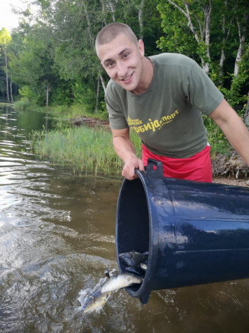 Sportski ribolovci iz Nevesinja izvršili poribljavanje jezera Alagovac