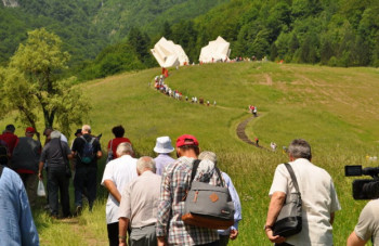 Титове стазе привукле дупло више Kинеза