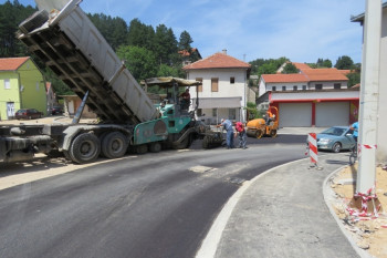 Невесиње: Улица Милоша Обилића пресвучена првим слојем асфалта