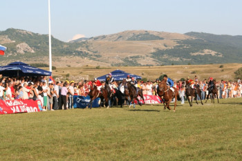 PREMIJER VIŠKOVIĆ OTVARA NEVESINJSKU OLIMPIJADU, VLADA RS IZDVOJILA 20.000 KM ZA OČUVANJE TRADICIJE