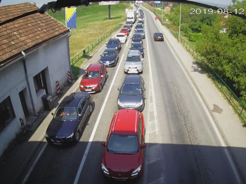 На већини прелаза дуге колоне возила 