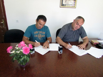 БЕРKОВИЋИ:Потписан уговор и изградњи локланог пута у селу Доња Трусина