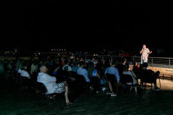 Veče smijeha: Stendap komičari na ljetnoj sceni Kulturnog centra