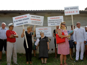 Mostarci poručili da će braniti imanja 'živim zidom'